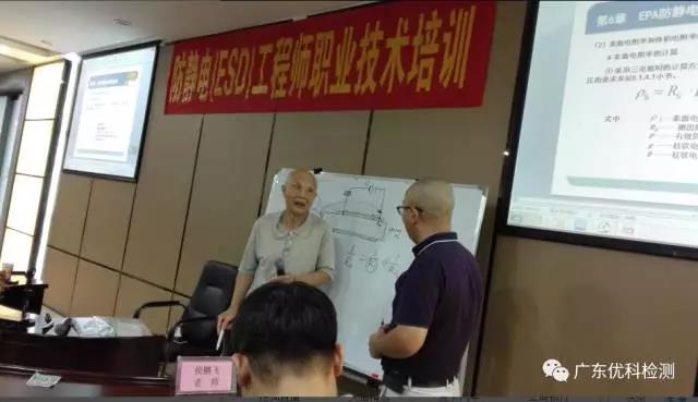 孫老師為上臺提問的同學(xué)解答問題